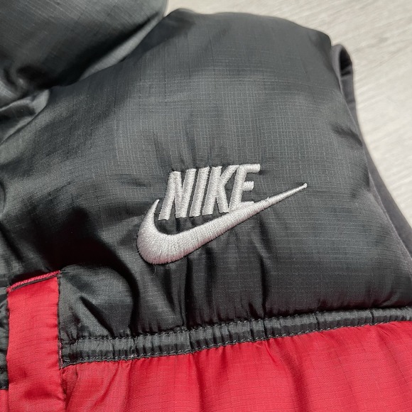 Vintage 00s Nike Puffer Vest Youth XL Fits Mens S Red Black Winter Swoosh Y2K - Picture 2 of 11